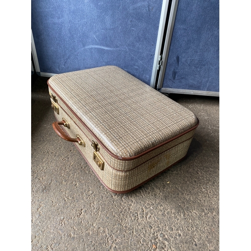 363 - Two vintage suitcases. 

Dimensions of larger one for reference in images.