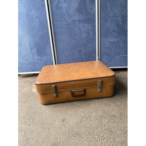 363 - Two vintage suitcases. 

Dimensions of larger one for reference in images.