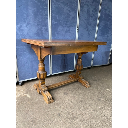 364 - Vintage Mahogany extendable dining table. 

Please see images for all dimensions.