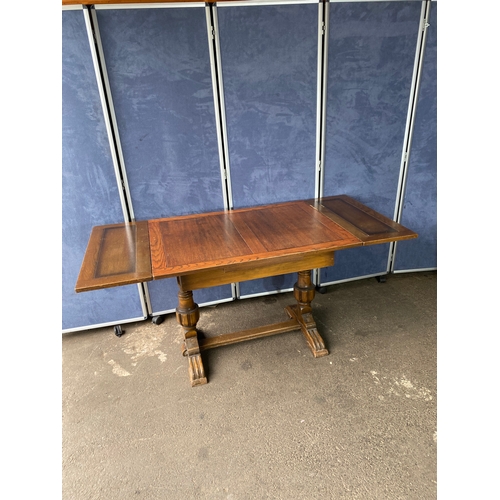 364 - Vintage Mahogany extendable dining table. 

Please see images for all dimensions.