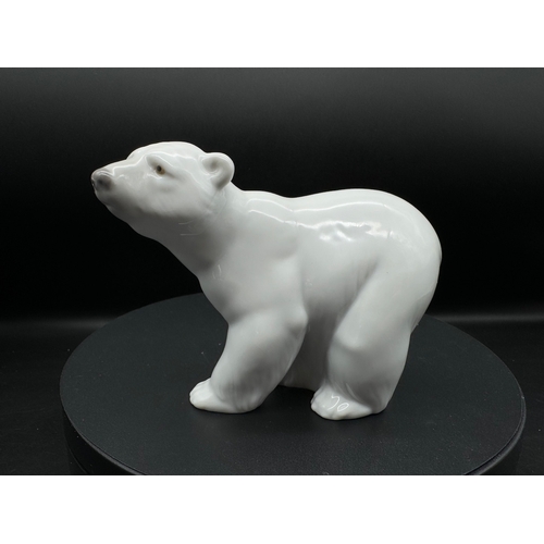 99 - Mint in Box Lladro Attentive Polar Bear - 01001207