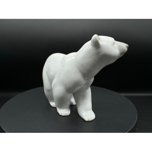 99 - Mint in Box Lladro Attentive Polar Bear - 01001207