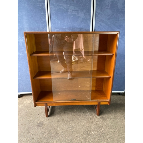 211 - Mid century teak Turnidge display bookshelf

Dimensions - 36