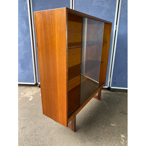 211 - Mid century teak Turnidge display bookshelf

Dimensions - 36