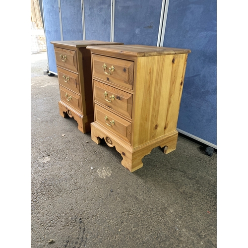 214 - A Pair of Solid Pine Three Drawer Bedsides

Dimensions - 18