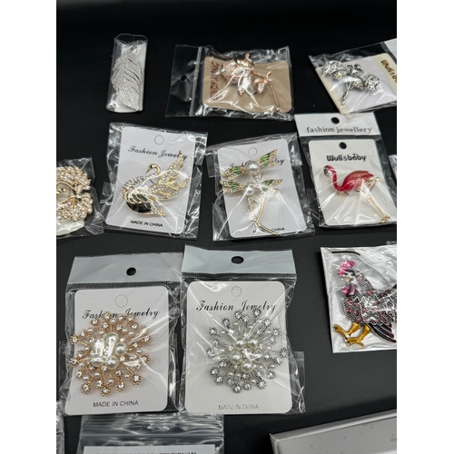 101 - Quantity of new costume jewellery brooches