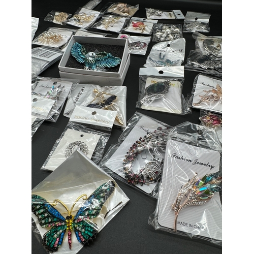 101 - Quantity of new costume jewellery brooches