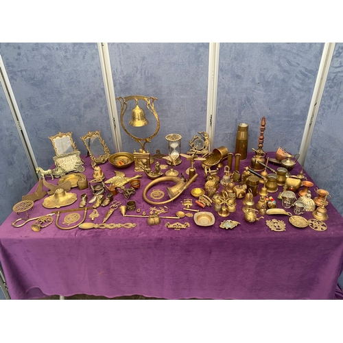 459 - A large quantity of vintage mid to late 20th century brass / metal collectables including bells, pic... 