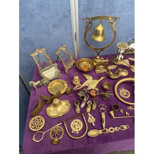 459 - A large quantity of vintage mid to late 20th century brass / metal collectables including bells, pic... 