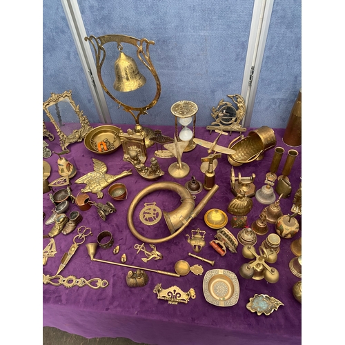 459 - A large quantity of vintage mid to late 20th century brass / metal collectables including bells, pic... 