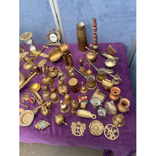 459 - A large quantity of vintage mid to late 20th century brass / metal collectables including bells, pic... 