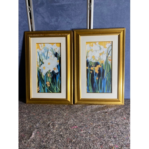 487 - Two floral prints in gilt frames.