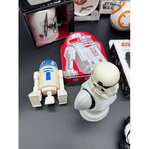 452 - Collection of Star Wars themed collectables / ornaments