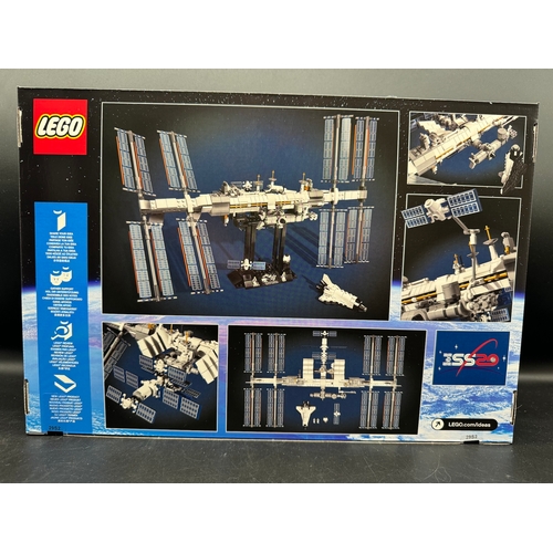 134 - Brand New Lego Nasa Apollo Saturn V 92176 + International Space Station 21321