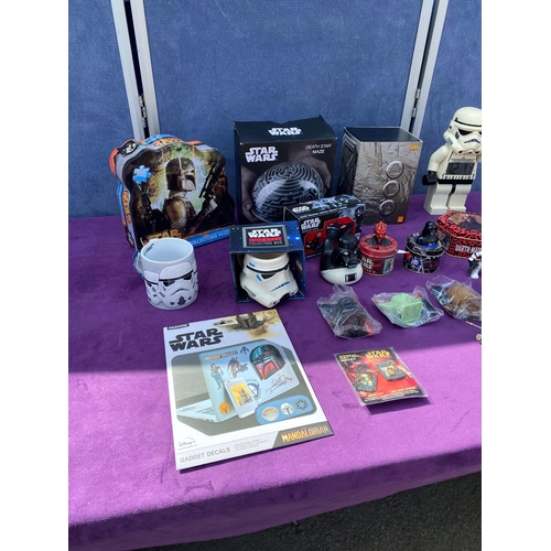 522 - A collection of Star Wars collectables, mugs, games, tins + others