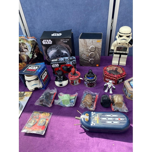 522 - A collection of Star Wars collectables, mugs, games, tins + others