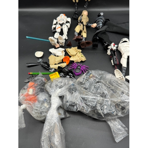 562 - Lego Star Wars Technic Figures inc General Grievous + other lego pieces - incomplete