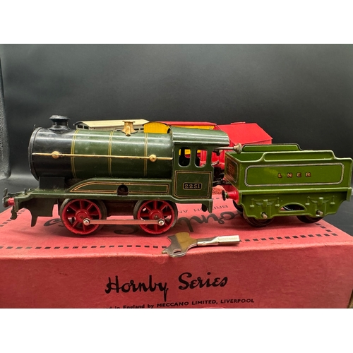 258 - A HORNBY SERIES O gauge clockwork No.0 0-4-0 locomotive and tender in LNER green numbered 2251 + Cem... 