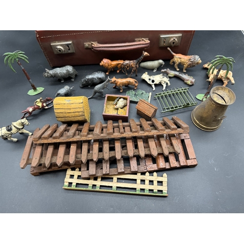 259 - A collection of 140's lead farm & wild animals + accessories - heavily played condition