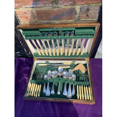 104 - Vintage Cutlery Set in Oak case