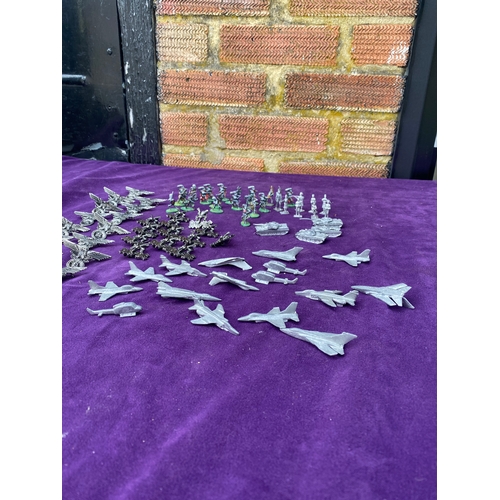 118 - Die cast mini figures/Badges/ planes/ tanks