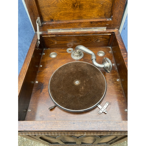 142 - Antique manual Gramophone