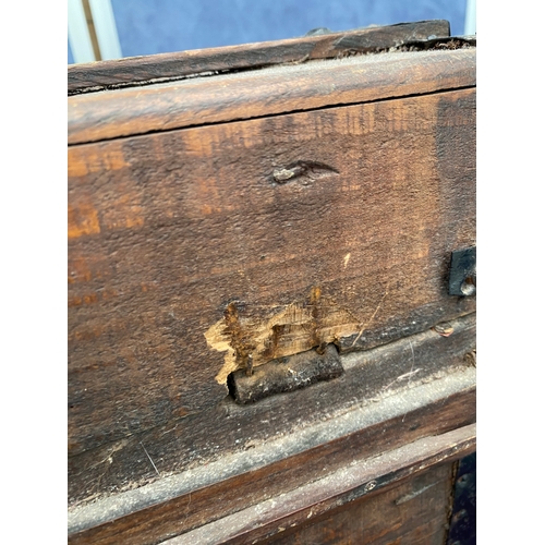 147 - Vintage storage trunk

Dimensions - 31.5