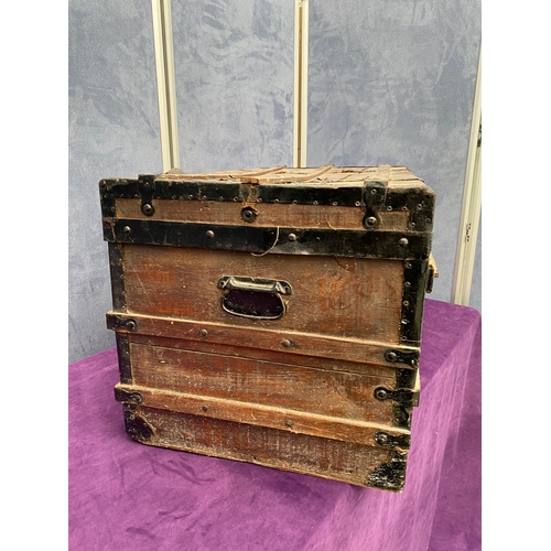 147 - Vintage storage trunk

Dimensions - 31.5