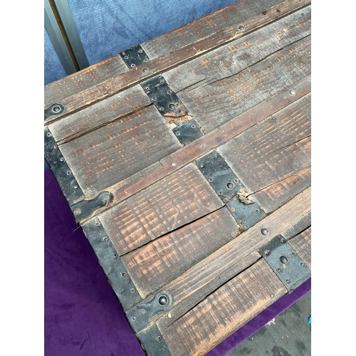 147 - Vintage storage trunk

Dimensions - 31.5