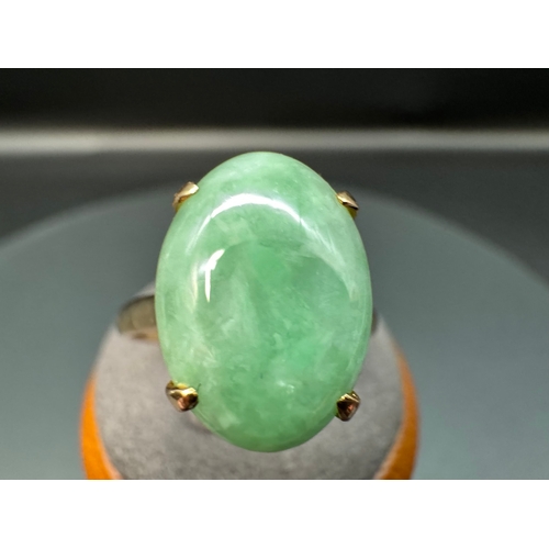 1 - 14ct Yellow Gold Oval Cabochon Jade Ring
Size S
Weight 4.4g