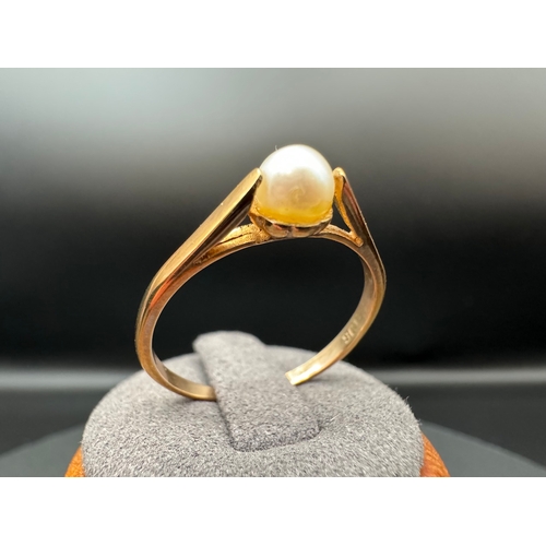 2 - 9ct Yellow Gold Mother of Pearl Ring
Size T
Weight 2g