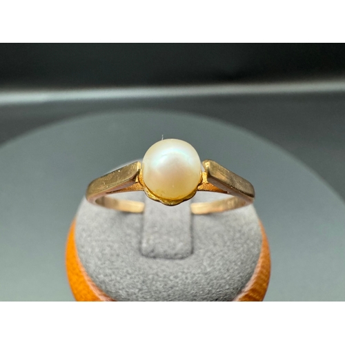 2 - 9ct Yellow Gold Mother of Pearl Ring
Size T
Weight 2g