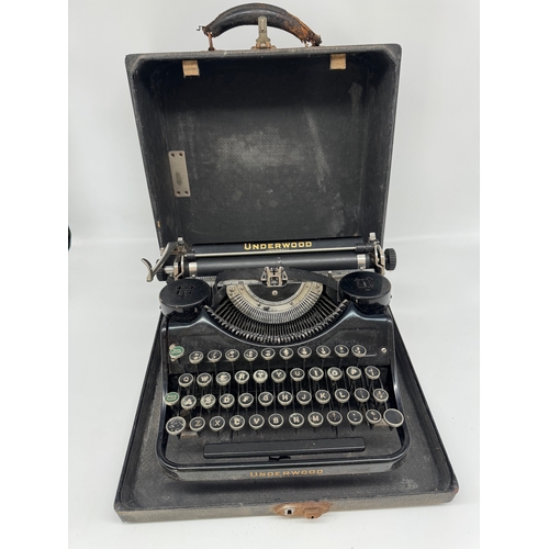 60 - Vintage Underwood Typewriter in case