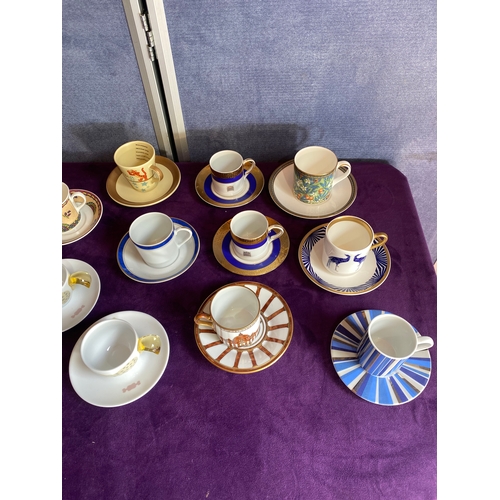 249 - A quantity of commemorative / decorative cups and saucers.