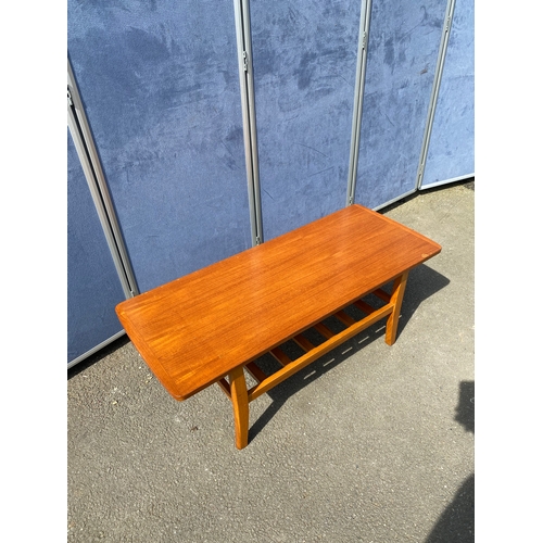 425 - Mid century coffee table. 

Dimensions - 42.5