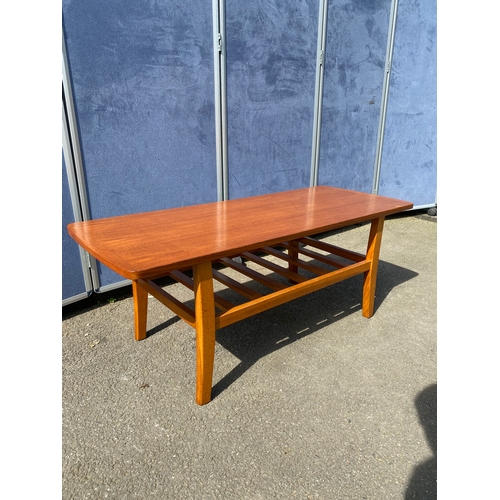 425 - Mid century coffee table. 

Dimensions - 42.5