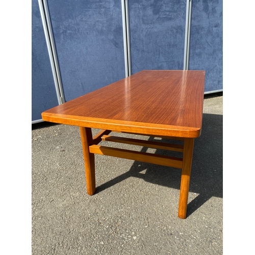 425 - Mid century coffee table. 

Dimensions - 42.5