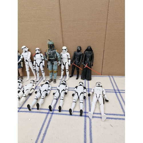 587 - Collection of star wars figurines