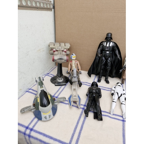 587 - Collection of star wars figurines