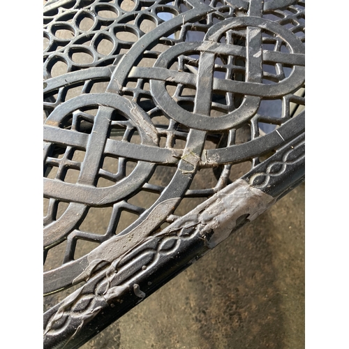 446 - Large metal garden table

Dimensions - 64