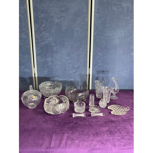 462 - A collection of crystal glass bowls, vases and small collectables.