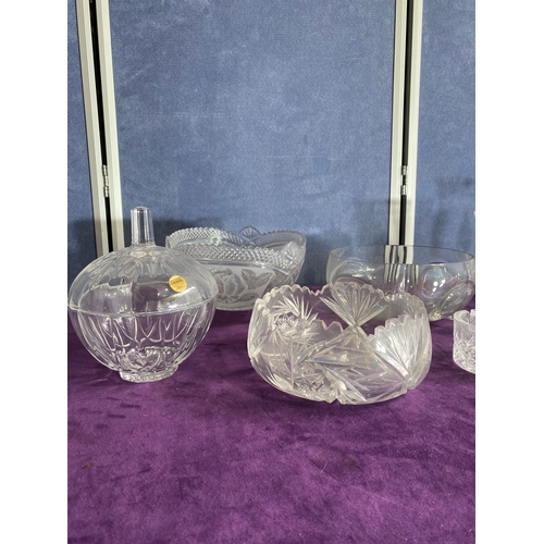 462 - A collection of crystal glass bowls, vases and small collectables.