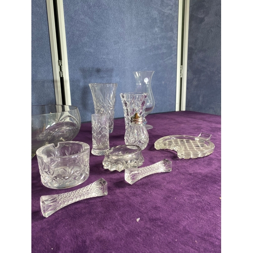 462 - A collection of crystal glass bowls, vases and small collectables.