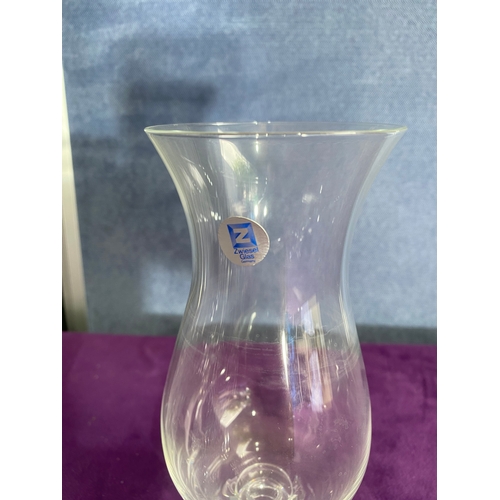 462 - A collection of crystal glass bowls, vases and small collectables.