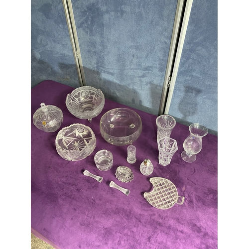 462 - A collection of crystal glass bowls, vases and small collectables.