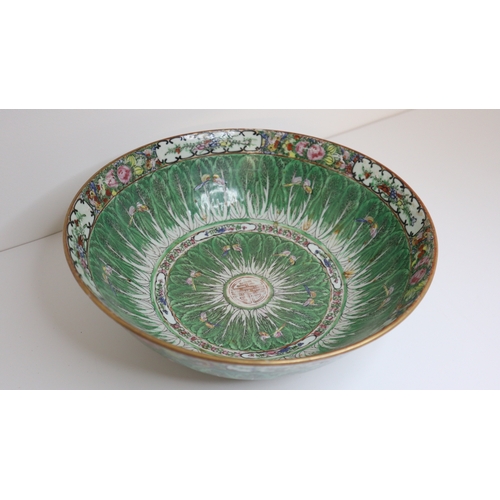 3 - 20th Century Chinese Export Large polycrome porcelain basin painted to interior and exterior with bu... 