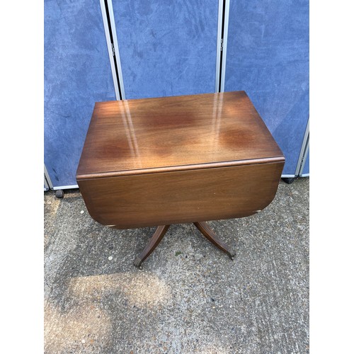 319 - 20th Century Mahogany drop leaf pedestal table