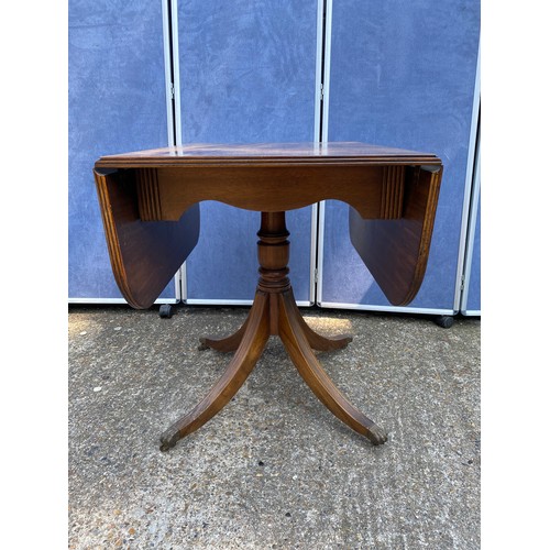 319 - 20th Century Mahogany drop leaf pedestal table