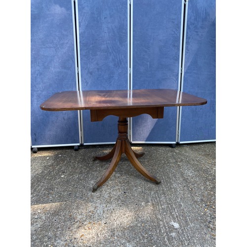 319 - 20th Century Mahogany drop leaf pedestal table