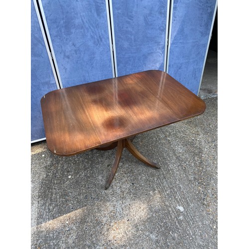 319 - 20th Century Mahogany drop leaf pedestal table